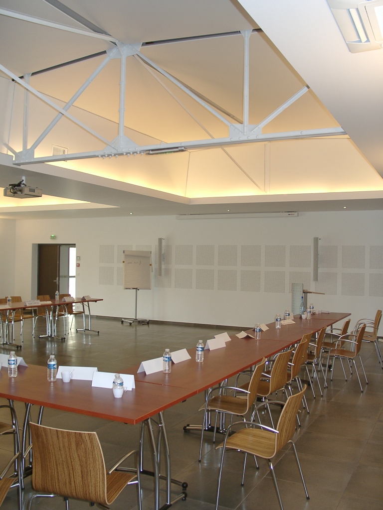 Plafond tendu dans un espace professionnel